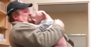 Der Mann kam zurück, um diesen Welpen für immer zu adoptieren   Eine unglaublich emotionale Szene 