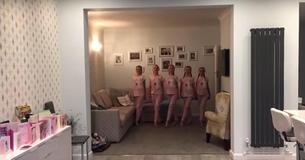 5 filles s'ennuyaient pendant une soirée pyjama alors elles ont créé une danse. Garde un oeil sur celle du milieu