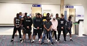 Des danseurs coincés à l'aéroport pendant 6 heures font craquer tout le monde avec une routine incroyable
