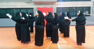 12 "soeurs" bougent merveilleusement en synchro avec un spectacle qui laisse les bouches ouvertes