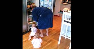 L'"attaque surprise" de jumeaux sur le petit-déjeuner de papa a rendu la maman folle et l'a fait courir pour filmer