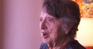 Une femme seule passe 69 ans à croire que son bébé est mort à la naissance, puis entend une voix dire 'Je ne suis pas morte'