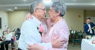 Il n'a fallu qu'une seule danse pour que deux personnes âgées veuves dans un centre de vie tombent amoureuses
