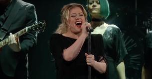 Kelly Clarkson surprend le public avec une reprise de "Shallow " et l'internet craque pour cette version