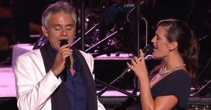 Andrea Bocelli chante en duo avec sa charmante épouse, un duo qui fait pleurer le public