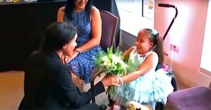 Meghan Markle voit une fille en fauteuil roulant, marche droit vers elle et change sa vie