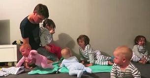 Vader probeert om 6 peuters klaar te maken voor het slapengaan als baby in roze een tegenaanval. Moeder verliest het.