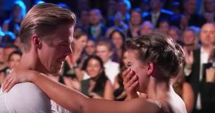 Bindi Irwin fond en larmes lors d'un hommage émotionnel à son défunt père, Steve Irwin