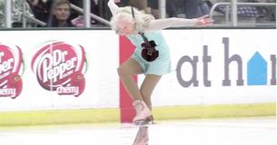 Une patineuse artistique de 90 ans captive les coeurs par sa performance