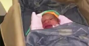 Un médecin donne naissance à son propre bébé à bord d'un avion lorsque sa femme accouche à 42 000 pieds