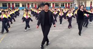 Le directeur, qui en a marre de voir ses élèves sur l’ordinateur toute la journée, les a menés à l’extérieur pour une routine de danse qui est devenue virale