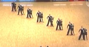 Dansers vormen een rij op de dansvloer en wanneer ze eindelijk scheiden gaat het publiek uit zijn dak