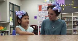 Une enseignante de maternelle se coupe les cheveux en solidarité avec une petite fille qui se fait taquiner dans sa classe