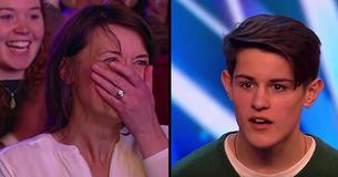 Avant que l'enfant ne joue sur scène, Simon lui dit de regarder le siège à côté de sa mère