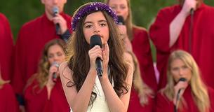 Cette fille chante comme Elvis, si vous fermez les yeux et écoutez vous ne pouvez pas faire la différence