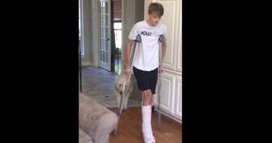 Un chien parodie parfaitement la marche d'un adolescent avec une jambe cassée