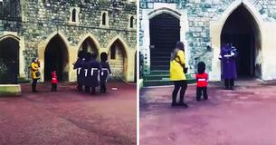 Moeder laat klein jochie de Queen's Guard, oftewel de bewakers van de koningin, salueren, niet verwachtend dat eentje zich zich omdraait en hem apart zet