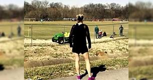 La mère saute une corde pendant que son fils joue au football. Quand un étranger prend une photo pour lui faire honte, elle tire en retour