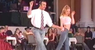 Ik lachte toen het koppel opstond om te dansen, maar zodra de muziek begon, werd ik weggeblazen
