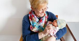 Una suocera fa cambiare il nome del neonato durante il ricovero della madre dopo il cesareo