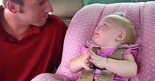 Un doux petit ange parle à son papa et c'est plus qu'adorable