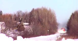 Un homme filme un train et capte le moment stupéfiant où il percute un mur de neige