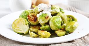 Leckerer Rosenkohl in würziger Senf-Frischkäse-Soße