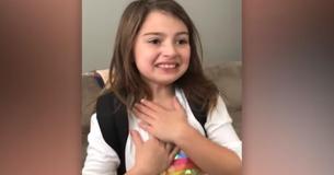 De broer en zus zijn verrast met thuiskomst pasgeboren zusje van NICU, maar het is de reactie van de grote zus dat viral ging