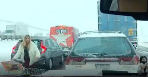 Un adolescente se mortifica cuando su madre se baja del automóvil en medio de una tormenta de nieve para bailar una canción de los Backstreet Boys