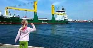 Junges Mädchen möchte einen Horn-Gruß von einem riesigen Schiff. 10 Millionen Zuschauer haben gesehen, wie sie ihren Wunsch schnell bereut