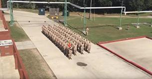 Des Marines se tiennent en parfait synchronisme et hypnotisent tout le monde une fois que l'homme aux commandes crie "Go"