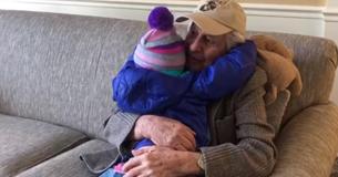 Une fille de 3 ans rencontre un homme de 95 ans dans une maison de retraite, et ils font les gros titres alors que leur mère ne peut ignorer leur relation insolite