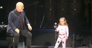 Billy Joels 3-jarige dochter doet mee aan zijn optreden op het podium en steelt de show met haar danspasjes