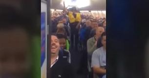 L'agente de bord commence son discours sur la sécurité et quelques secondes plus tard, l'avion entier est en point de suture