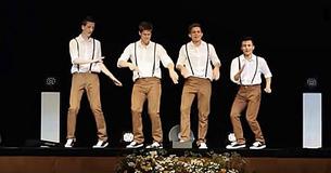 Quatre adolescents dansent sur la chanson des années 60, mais leurs mouvements de danse changent soudainement