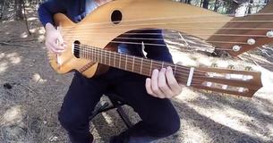 Spookachtige versie van 'Sound of Silence' op 18-snarige gitaar laat kijkers ademloos achter