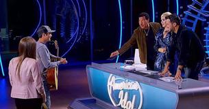 Un concurrent 'Idol' éliminé revient pour aider un ami et finit avec un ticket d'or