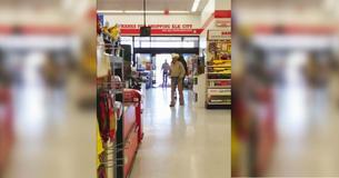 L'homme découvre que les animaux en laisse sont autorisés dans le magasin, alors il apporte alors son animal domestique (bien plus gros qu'un chien)