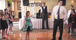 Verlegen vader te verlegen om met zijn dochter te dansen schokt het publiek wanneer hij begint te dansen