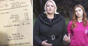 Une fille prend une photo de la reçu mais sa mère détecta que l'établissement la chargeait d'une taxe supplémentaire pour être adolescente