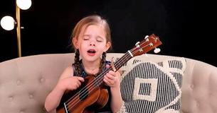 Claire séduit les internautes en chantant "Can't Help Falling In Love" et devient virale