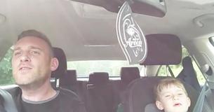 Un père et son fils chantent Frank Sinatra en duo dans la voiture
