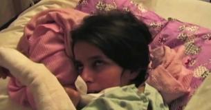 Meisje voor 4 jaar opgesloten in haar eigen lichaam wordt wakker om de waarheid te bekennen die ze moest verbergen