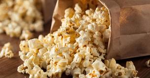 9 Snacks, die Du abends bedenkenlos naschen kannst