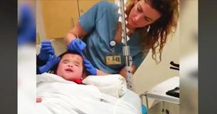Une fille aveugle est inquiète pendant un scanner cérébral, mais quand l'infirmière lui dit de chanter, elle touche tout le monde avec sa voix
