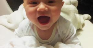 Une mère laisse son bébé souriant à son père mais quand elle rentre à la maison, le visage de bébé est méconnaissable