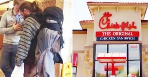 De dakloze man smeekt voor restjes, maar de manager van Chick-fil-A zegt 'nee' en onderneemt actie