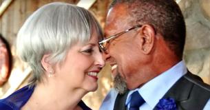 Eine junge Liebe, die von Rassismus zerrissen wurde, flammt nach 45 Jahren wieder auf und endet sogar in einer Heirat