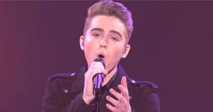 Tiener klinkt zoveel als Elvis die "Can't Help Falling In Love With You" zingt dat het ons allemaal kippenvel geeft