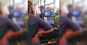 Man wilde kassa niet verlaten en weigerde mensen te laten betalen voor hun eigen spullen